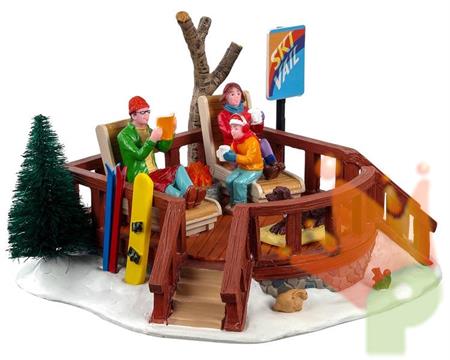 FAMIGLIA SCIATORI IN PAUSA PER VILLAGGIO NATALIZIO