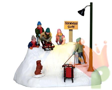 SCENA BAMBINI CON SLITTINI SULLA NEVE 18X15X16CM