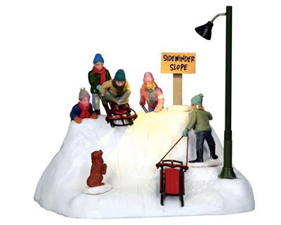 SCENA BAMBINI CON SLITTINI SULLA NEVE 18X15X16CM